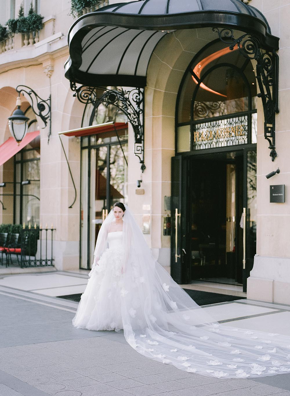 une marié esr devant le plaza athénée
